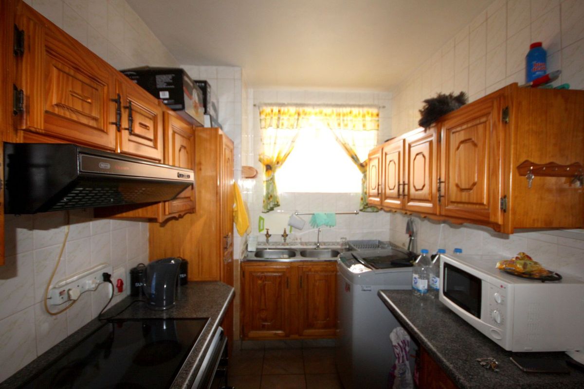 Ground Floor 2-Bedroom Flat with Backyardaccess - Photo 3