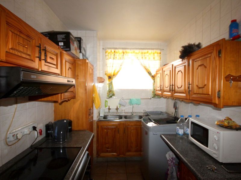 Ground Floor 2-Bedroom Flat with Backyardaccess - Photo 3
