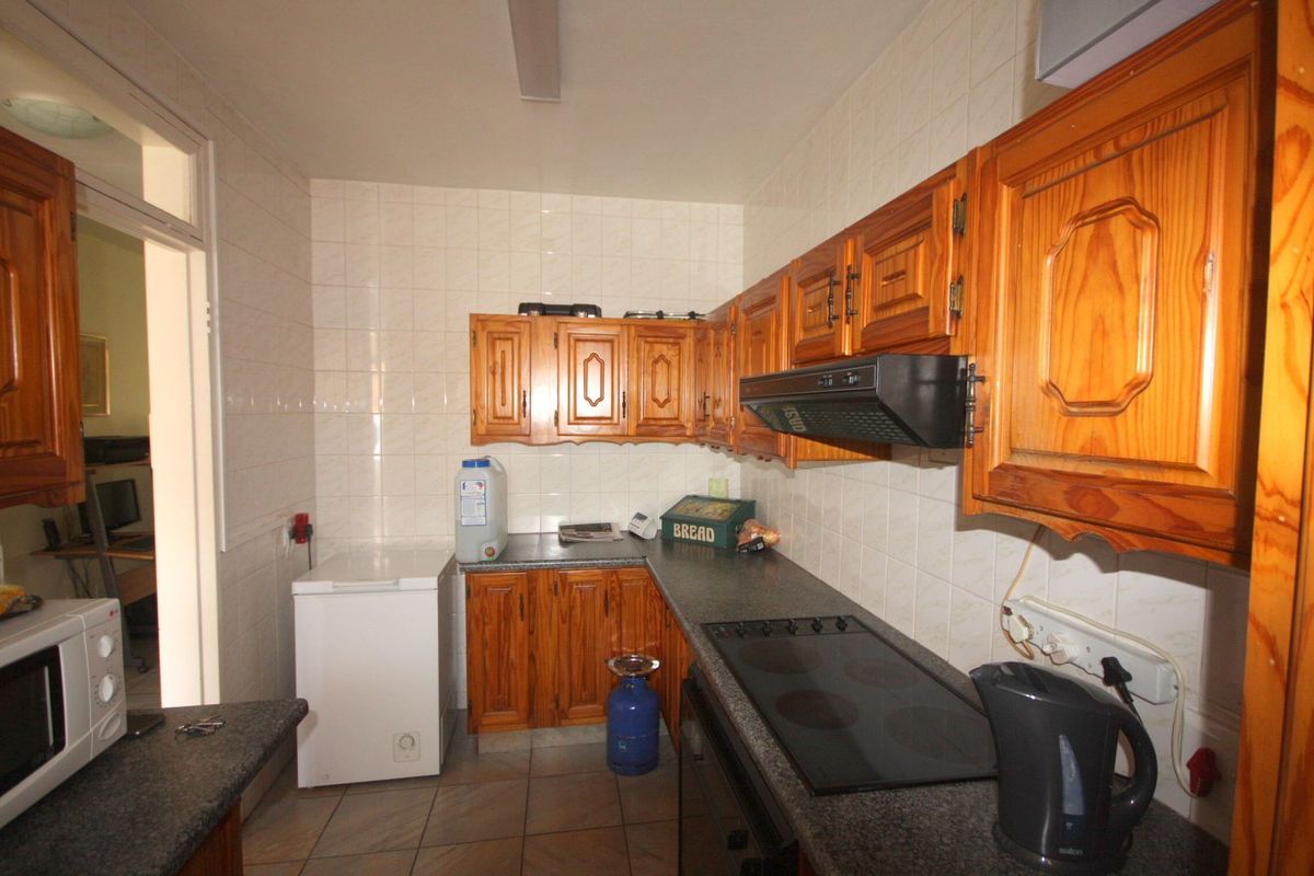 Ground Floor 2-Bedroom Flat with Backyardaccess - Photo 5
