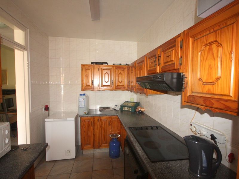Ground Floor 2-Bedroom Flat with Backyardaccess - Photo 5
