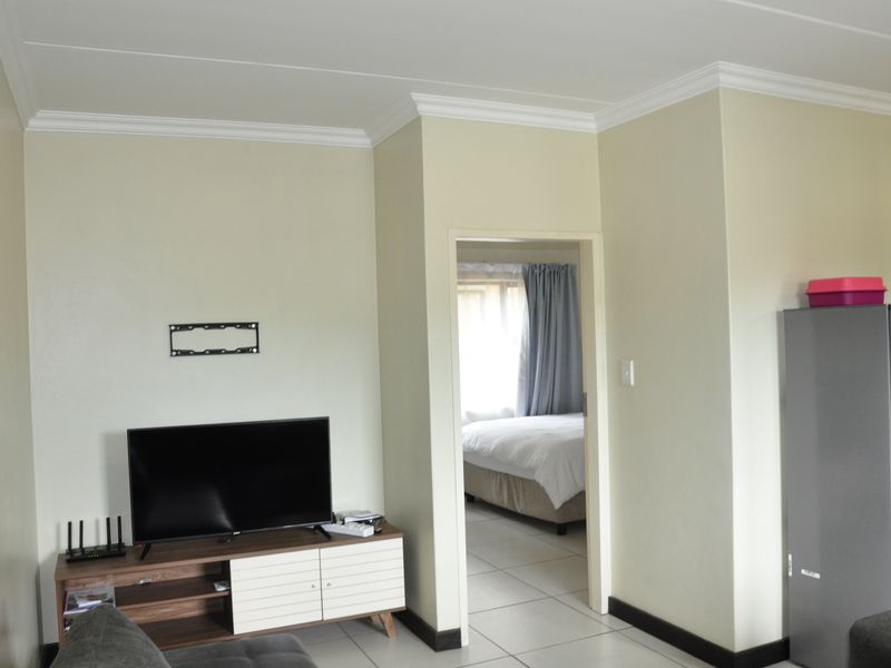 1 Bedroom, 1 Bathroom Ground Floor Apartment – Scarlet Park, Rooihuiskraal North, Centurion - Photo 6
