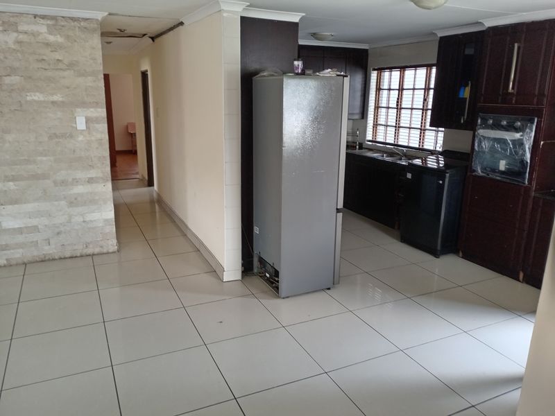 Newly Renovated Family Home for Sale in Thistlegrove - Photo 4