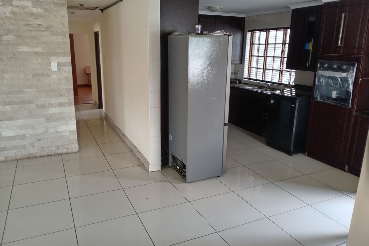 Newly Renovated Family Home for Sale in Thistlegrove - Photo 4