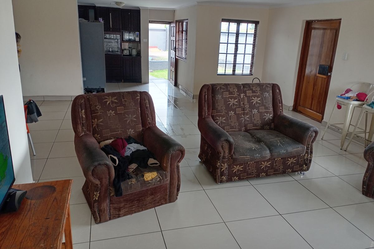 Newly Renovated Family Home for Sale in Thistlegrove - Photo 3