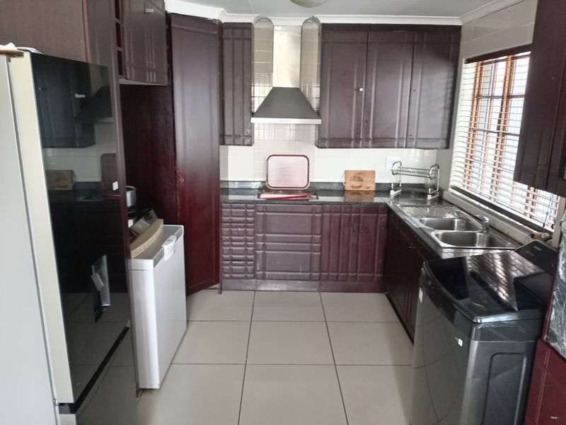 Newly Renovated Family Home for Sale in Thistlegrove - Photo 7