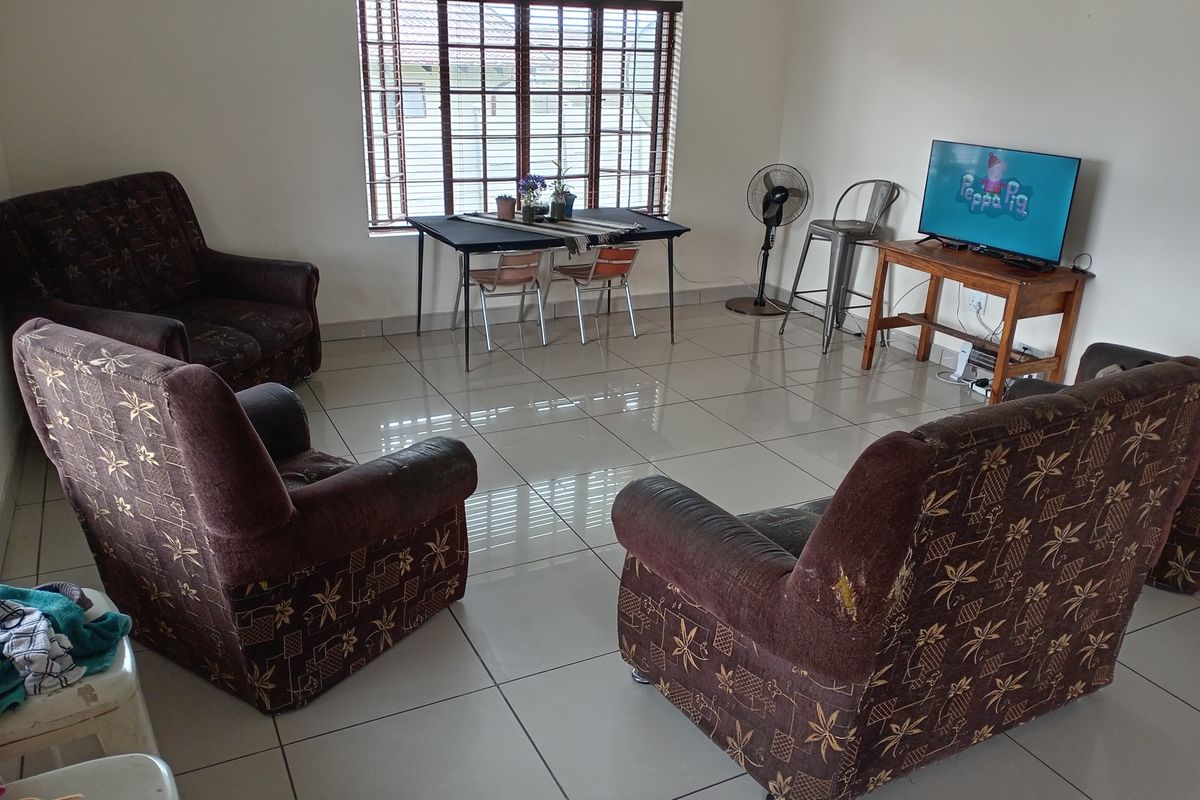 Newly Renovated Family Home for Sale in Thistlegrove - Photo 2