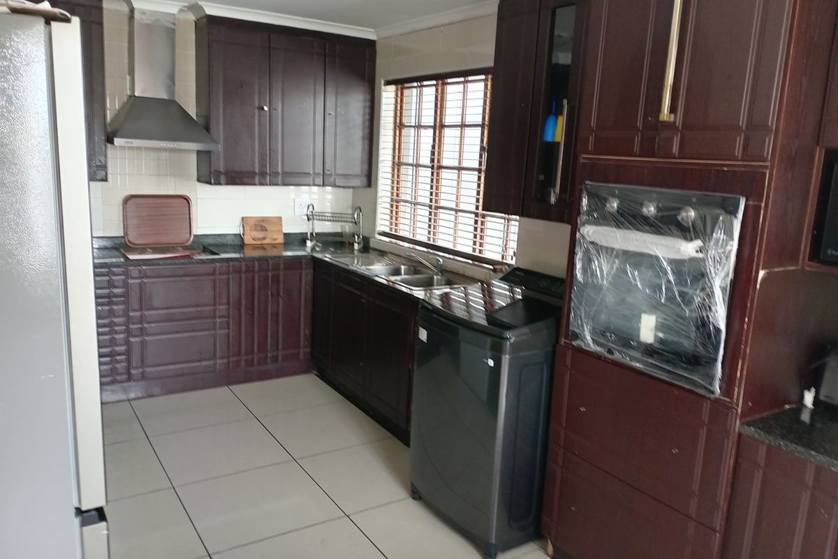 Newly Renovated Family Home for Sale in Thistlegrove - Photo 5