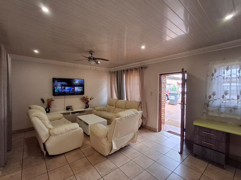 Neat 3-Bedroom Home in Secure Theresapark Estate - Photo 4