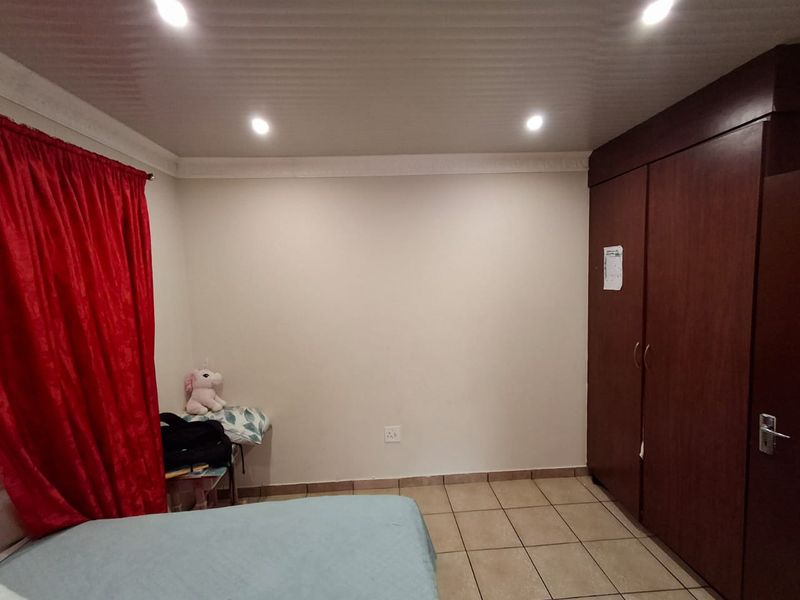 Neat 3-Bedroom Home in Secure Theresapark Estate - Photo 10