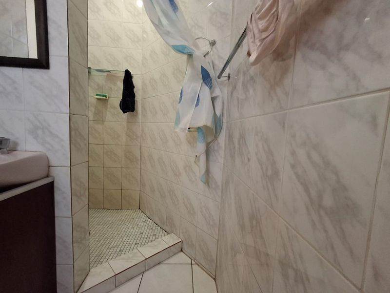 Neat 3-Bedroom Home in Secure Theresapark Estate - Photo 7