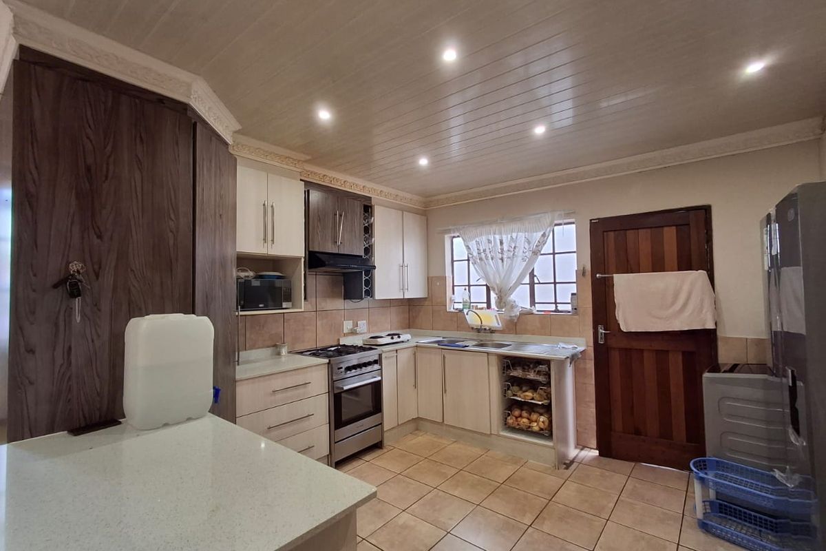 Neat 3-Bedroom Home in Secure Theresapark Estate - Photo 2