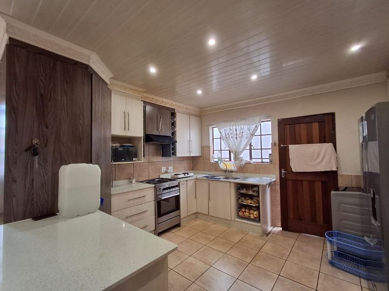 Neat 3-Bedroom Home in Secure Theresapark Estate - Photo 2