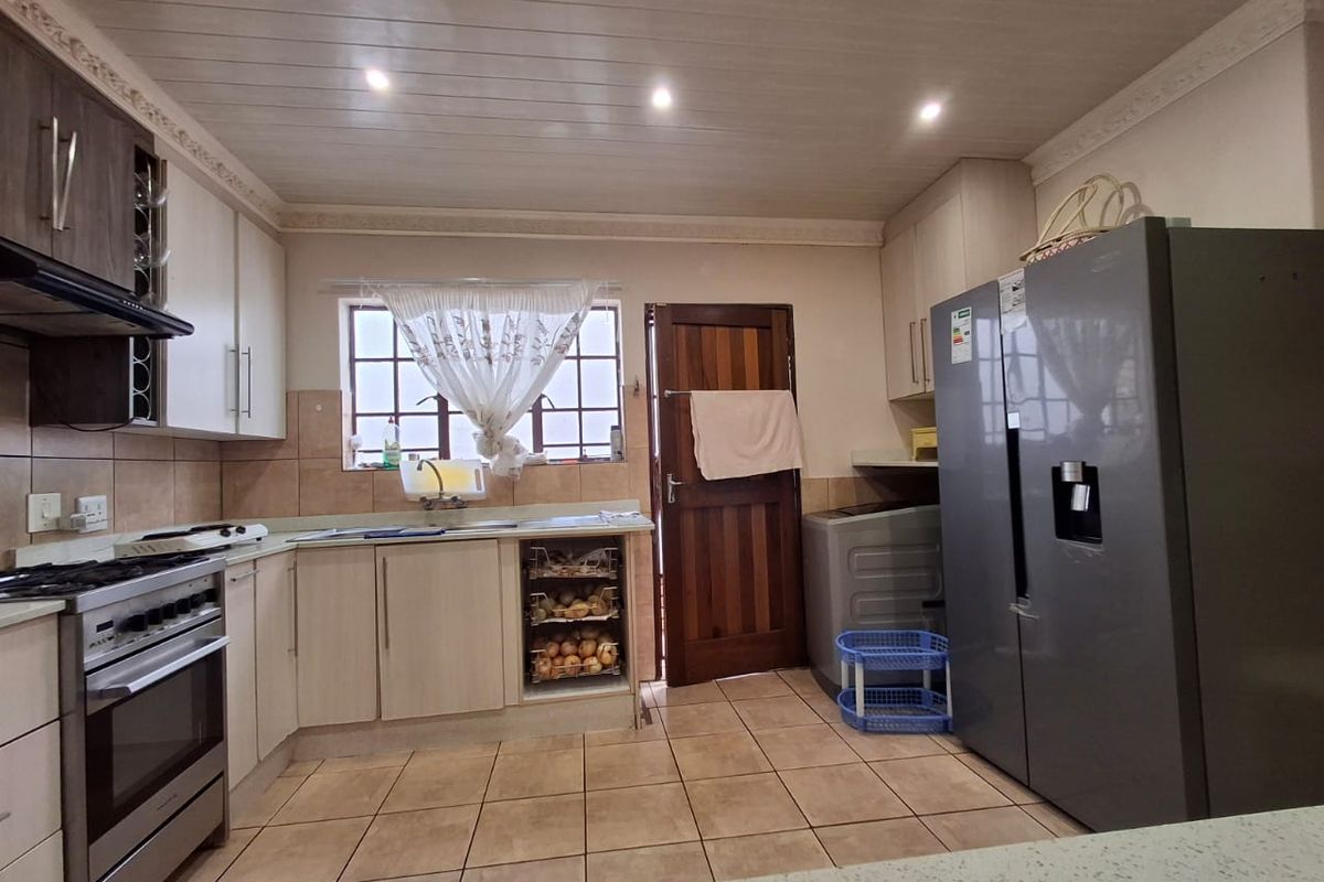 Neat 3-Bedroom Home in Secure Theresapark Estate - Photo 3