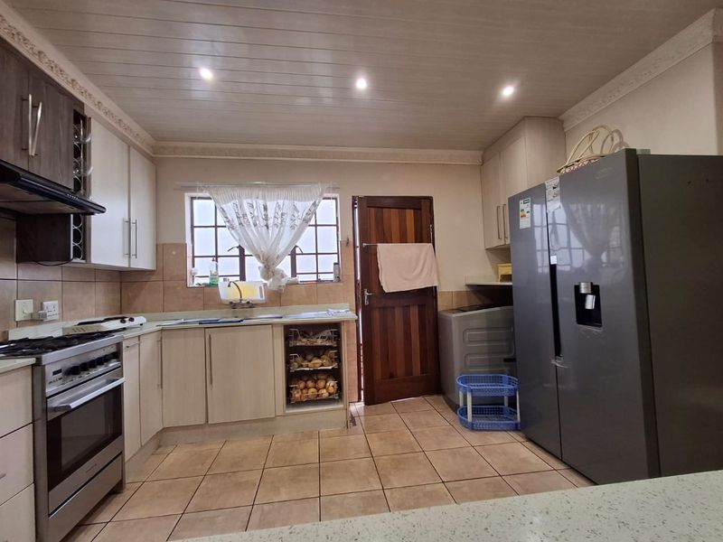 Neat 3-Bedroom Home in Secure Theresapark Estate - Photo 3