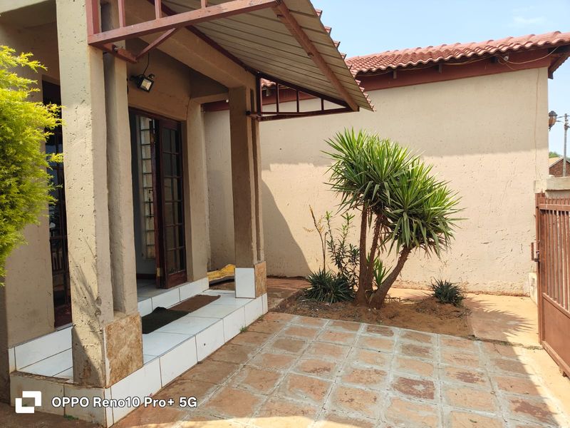 Freehold Pending Sale In Potchefstroom - Photo 2