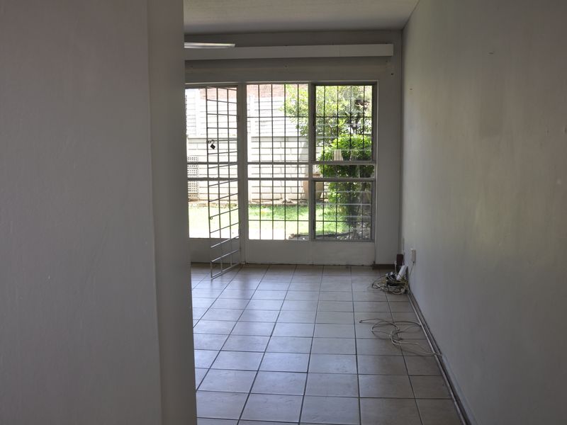 Spacious 3-Bedroom Duplex/Townhouse in the Heart of Halfway Gardens, Midrand - Photo 10