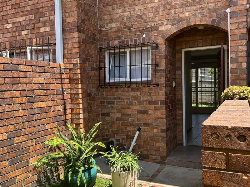 Spacious 3-Bedroom Duplex/Townhouse in the Heart of Halfway Gardens, Midrand - Photo 2
