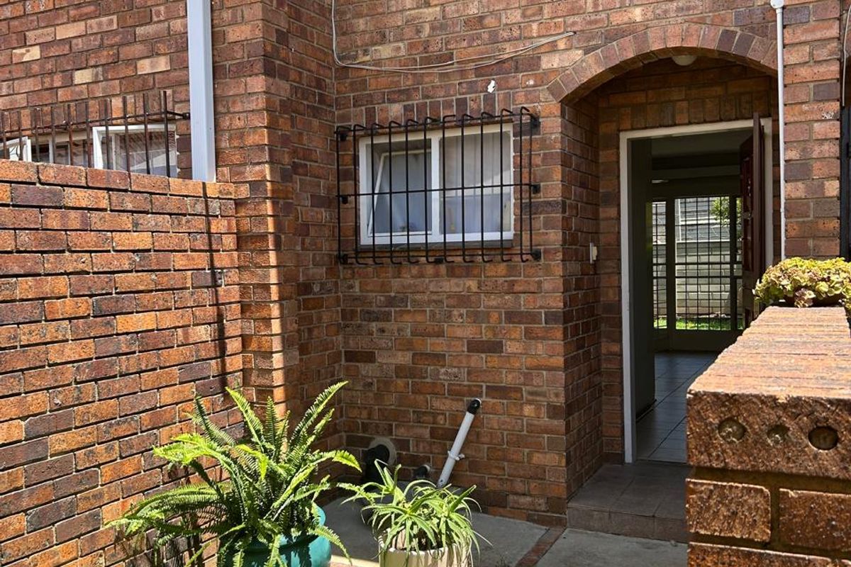 Spacious 3-Bedroom Duplex/Townhouse in the Heart of Halfway Gardens, Midrand - Photo 2