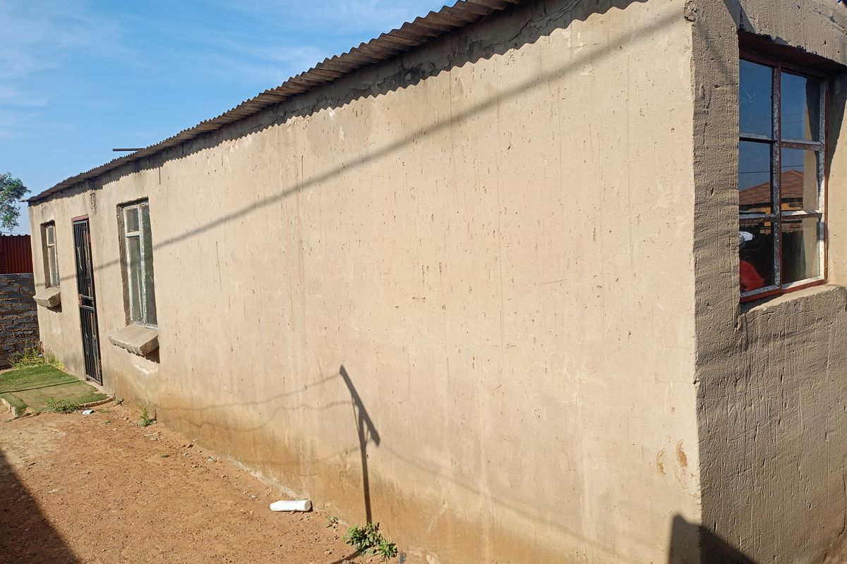 Charming 2-bedroom Freehold home for sale in Bophelong, Vanderbijlpark – perfect for cozy living! - Photo 2