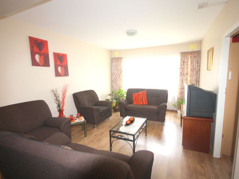 2 Bedrom ground floor flat available for sale - Photo 5