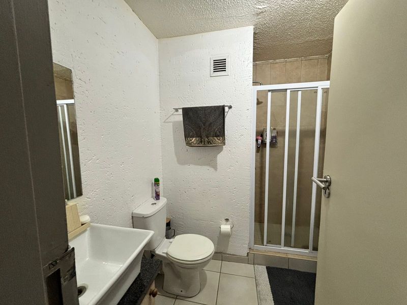 Modern Loft Living in Prime, Secure Location - Photo 10