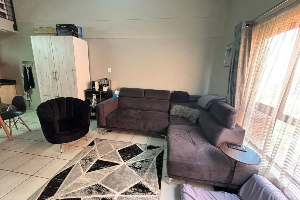 Modern Loft Living in Prime, Secure Location - Photo 2