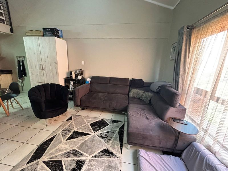 Modern Loft Living in Prime, Secure Location - Photo 2