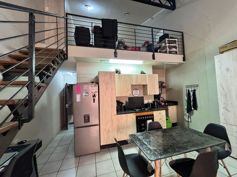 Modern Loft Living in Prime, Secure Location - Photo 3