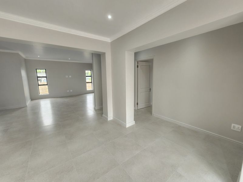 Modern 3-Bedroom Home with Stylish Open-Plan Living in Hartenbos - Photo 6