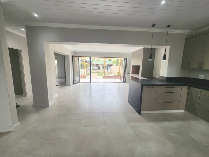 Modern 3-Bedroom Home with Stylish Open-Plan Living in Hartenbos - Photo 3