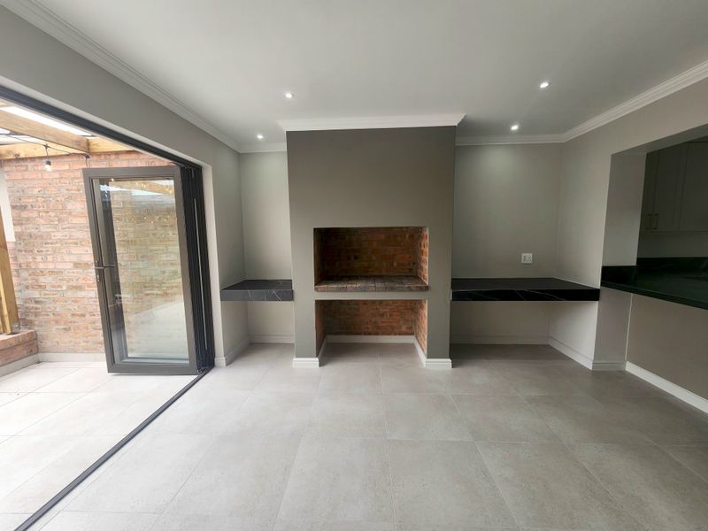 Modern 3-Bedroom Home with Stylish Open-Plan Living in Hartenbos - Photo 4