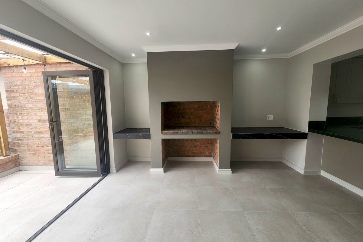 Modern 3-Bedroom Home with Stylish Open-Plan Living in Hartenbos - Photo 4