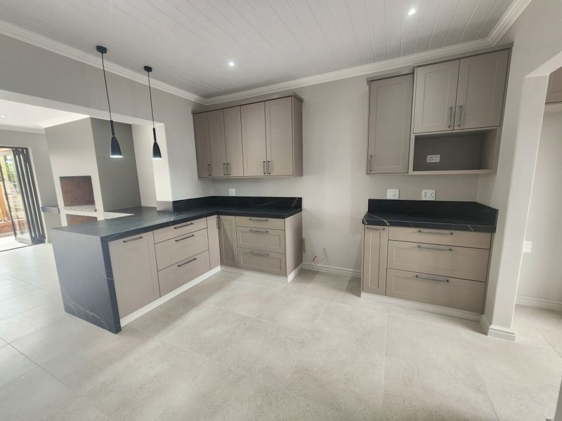 Modern 3-Bedroom Home with Stylish Open-Plan Living in Hartenbos - Photo 5