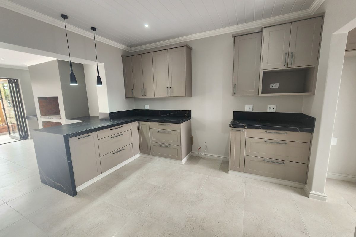 Modern 3-Bedroom Home with Stylish Open-Plan Living in Hartenbos - Photo 5