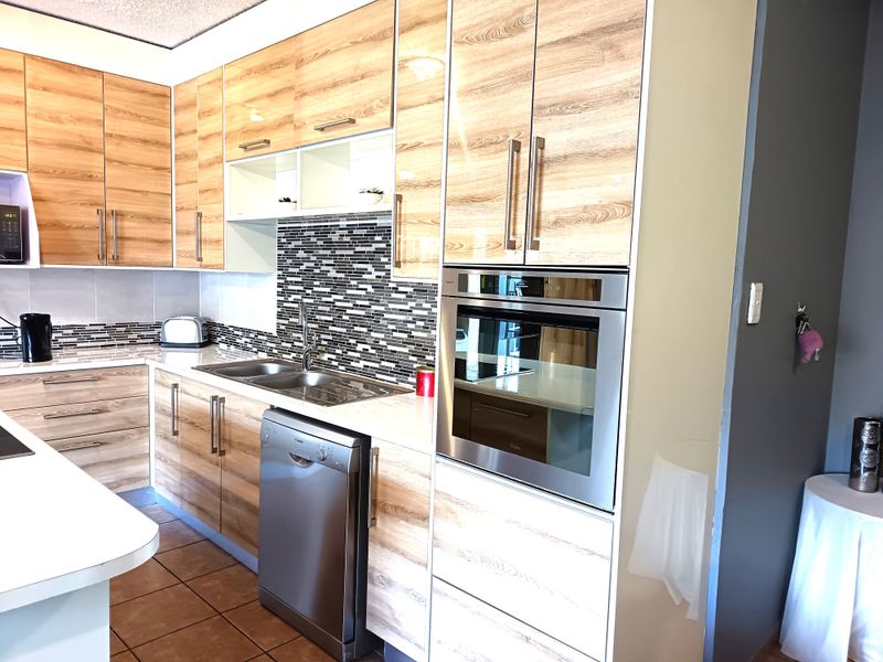 Modern Comfort Meets Secure Estate Living - Photo 5