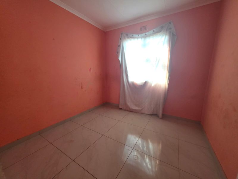 Investment Opportunity – 3-Bedroom Home with Large Yard - Photo 8