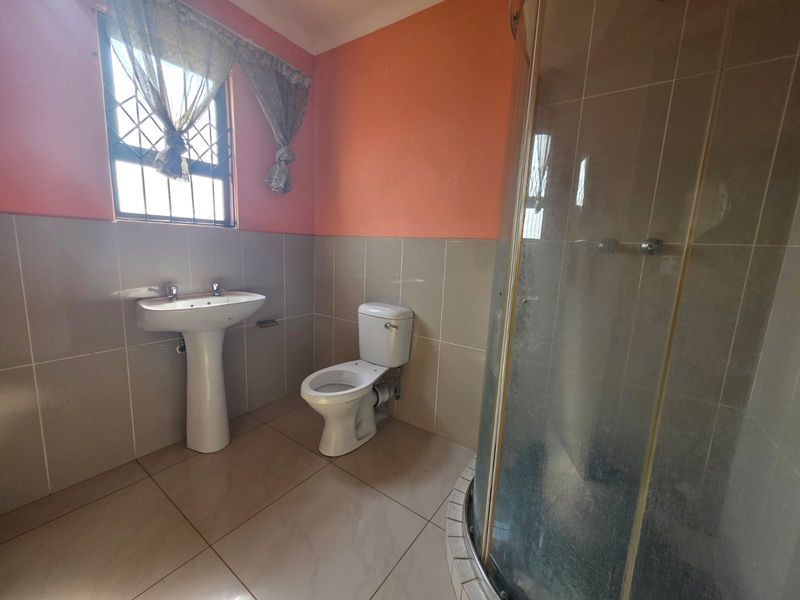 Investment Opportunity – 3-Bedroom Home with Large Yard - Photo 9