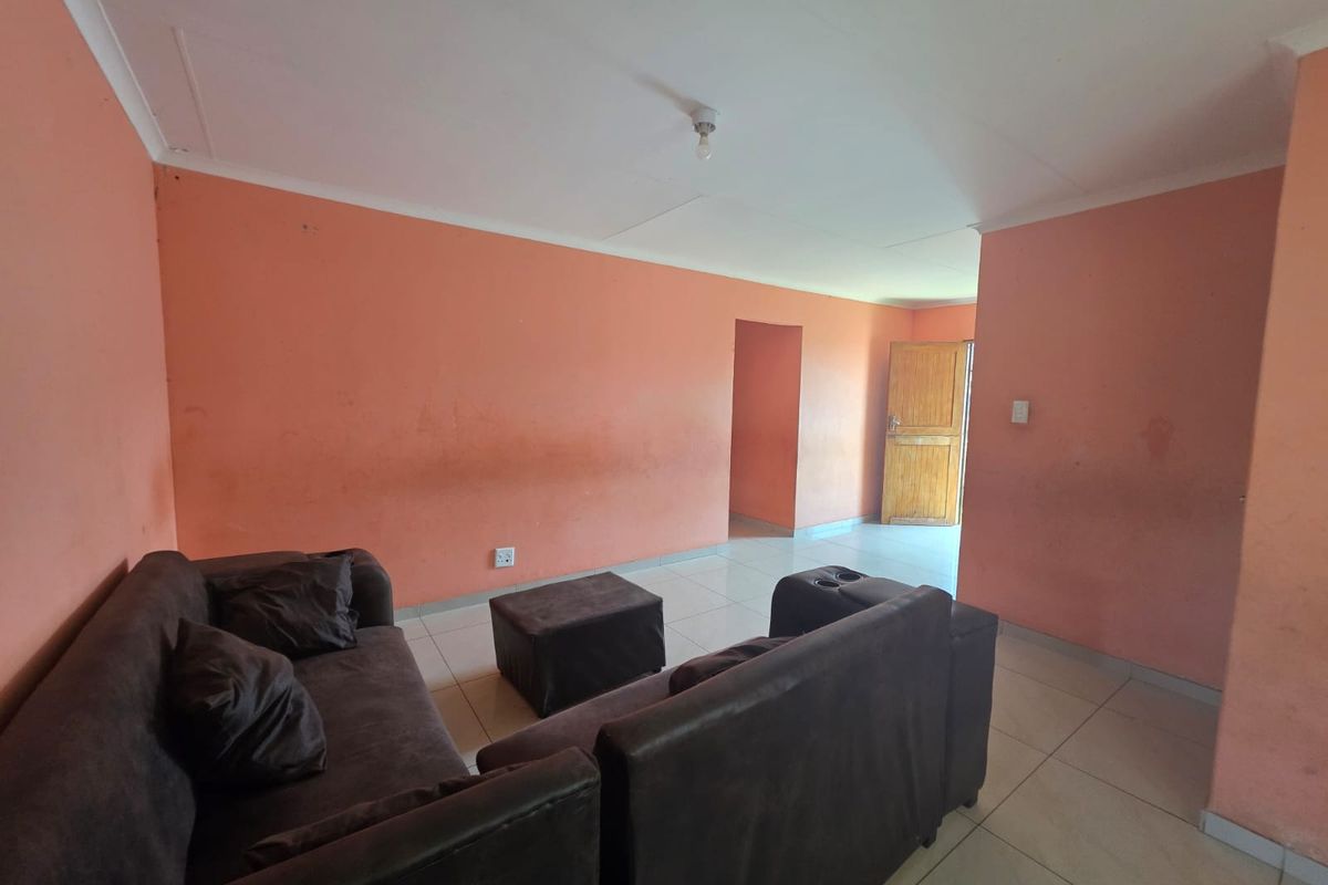 Investment Opportunity – 3-Bedroom Home with Large Yard - Photo 4