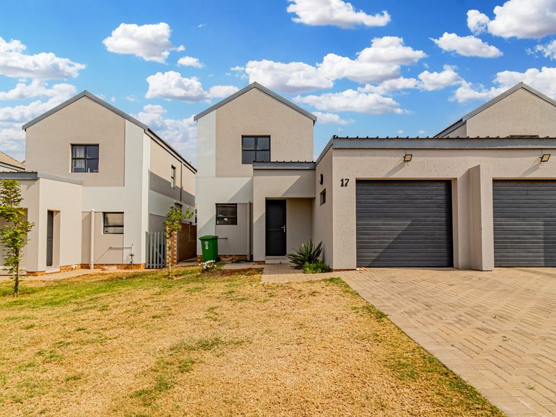 Come and experience this tranquil , perfectly located estate - Photo 2