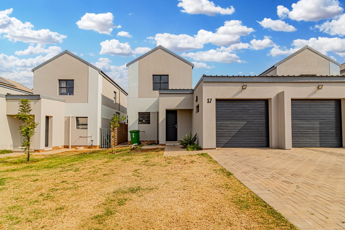 This brand new family home is built in duet style in a 24 hour guarded lifestyle estate with ultra m - Photo 4