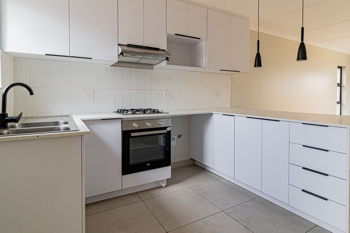 This brand new family home is built in duet style in a 24 hour guarded lifestyle estate with ultra m - Photo 2