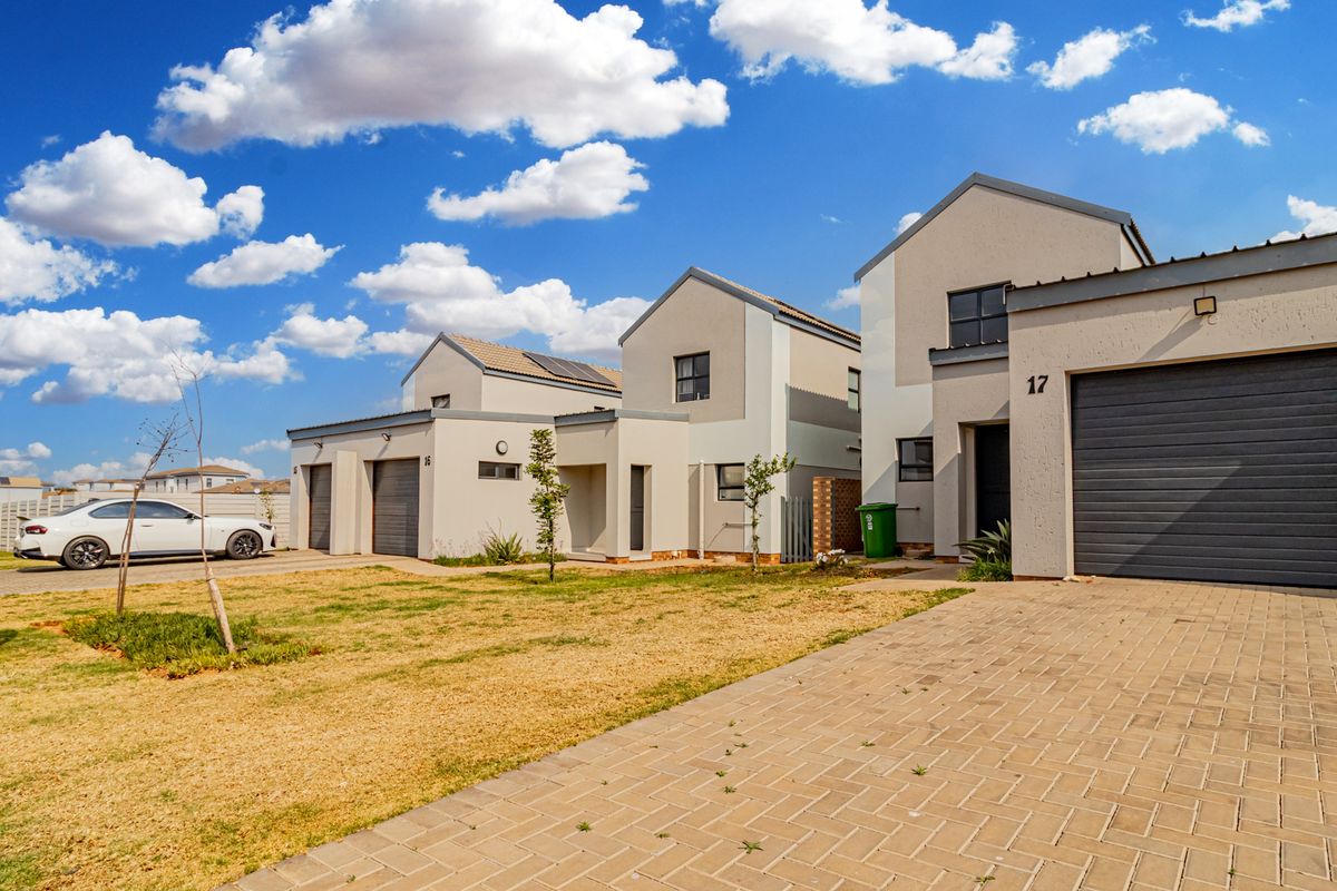 This brand new family home is built in duet style in a 24 hour guarded lifestyle estate with ultra m - Photo 5