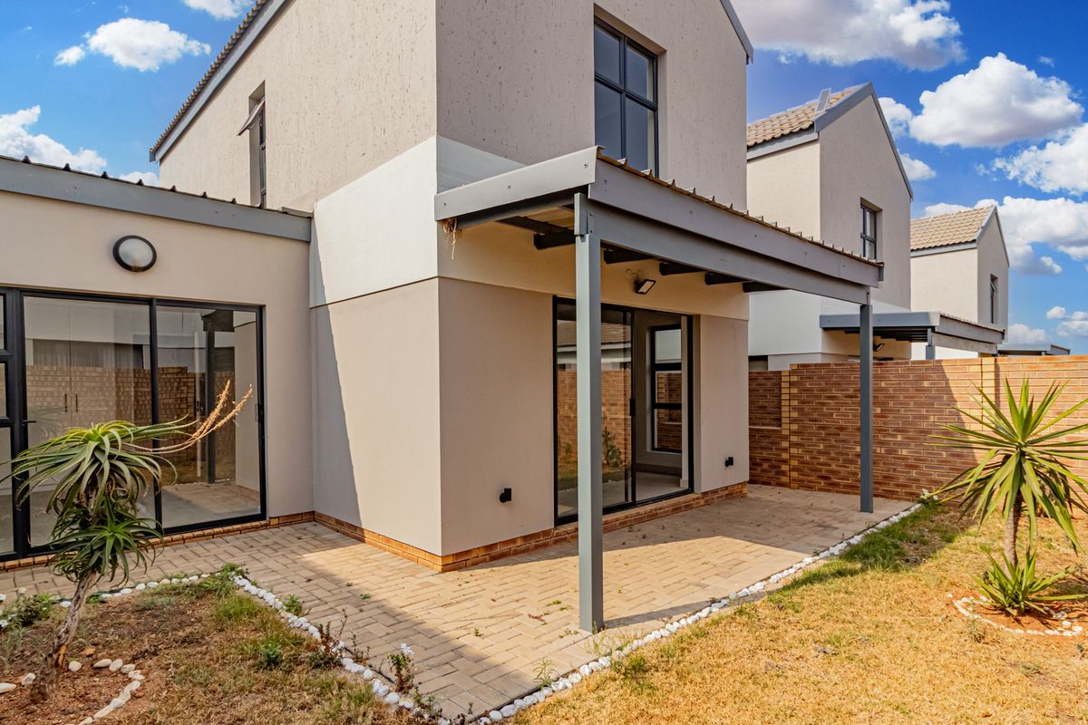 This brand new family home is built in duet style in a 24 hour guarded lifestyle estate with ultra m - Photo 3
