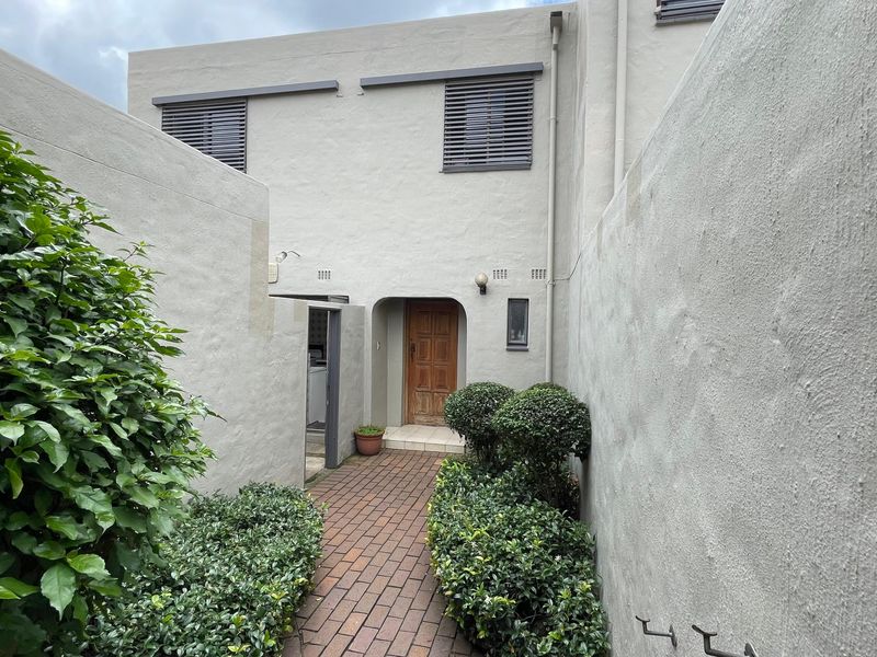 Spacious and light townhouse and great security in a quiet complex - Photo 2