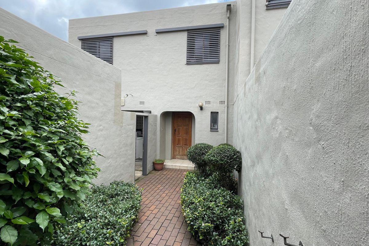 Spacious and light townhouse and great security in a quiet complex - Photo 2