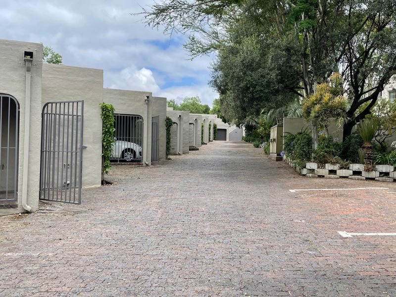 Spacious and light townhouse and great security in a quiet complex - Photo 3