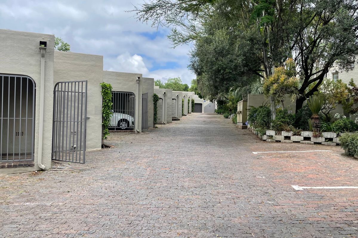 Spacious and light townhouse and great security in a quiet complex - Photo 3