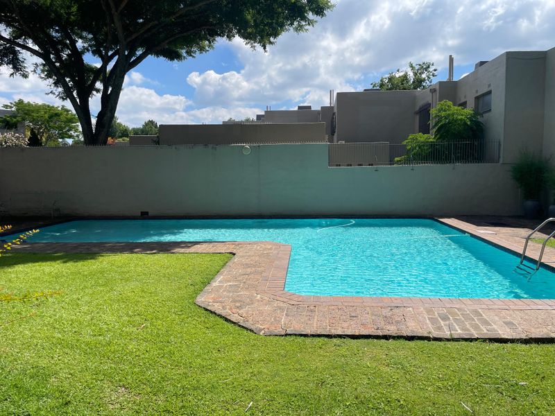 Spacious and light townhouse and great security in a quiet complex - Photo 4