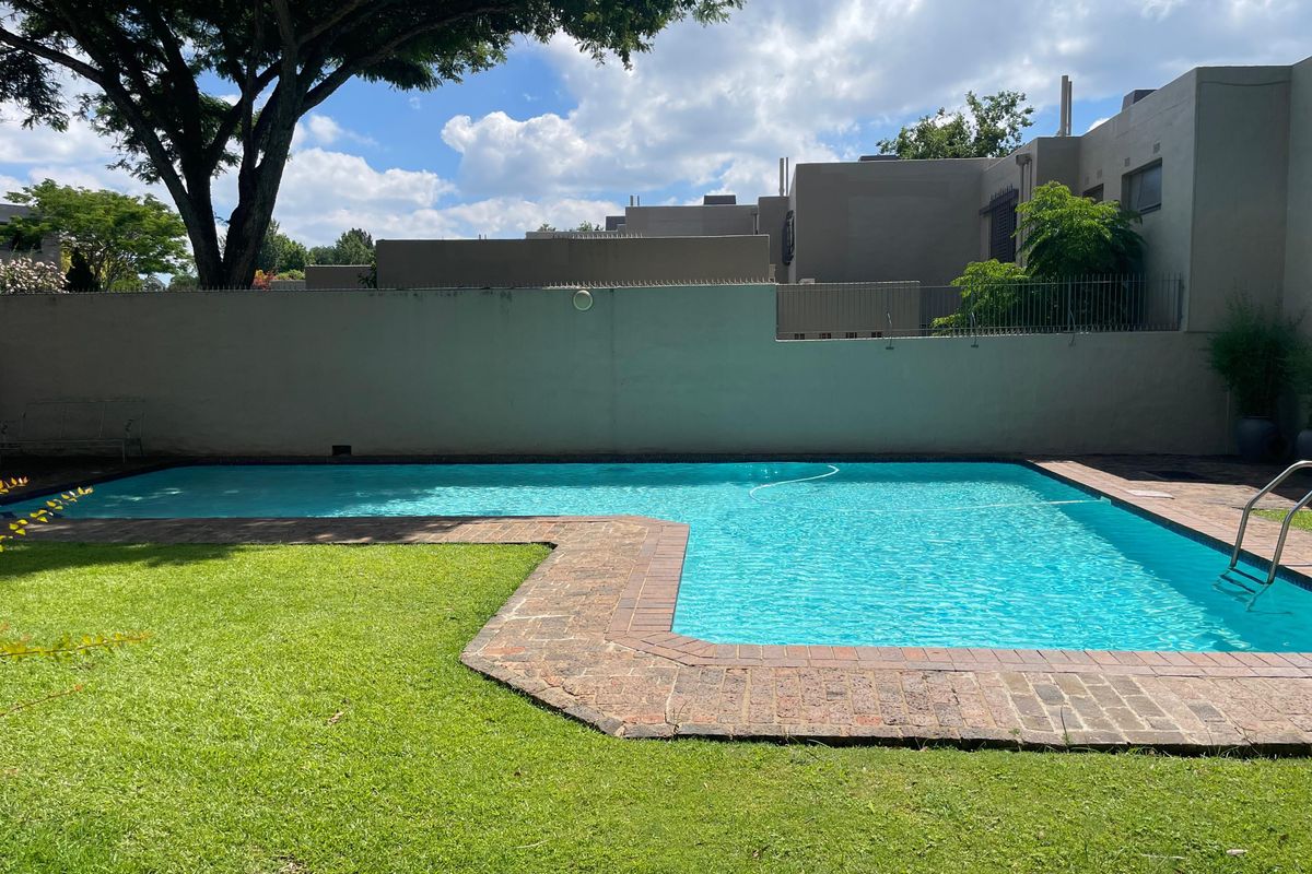 Spacious and light townhouse and great security in a quiet complex - Photo 4