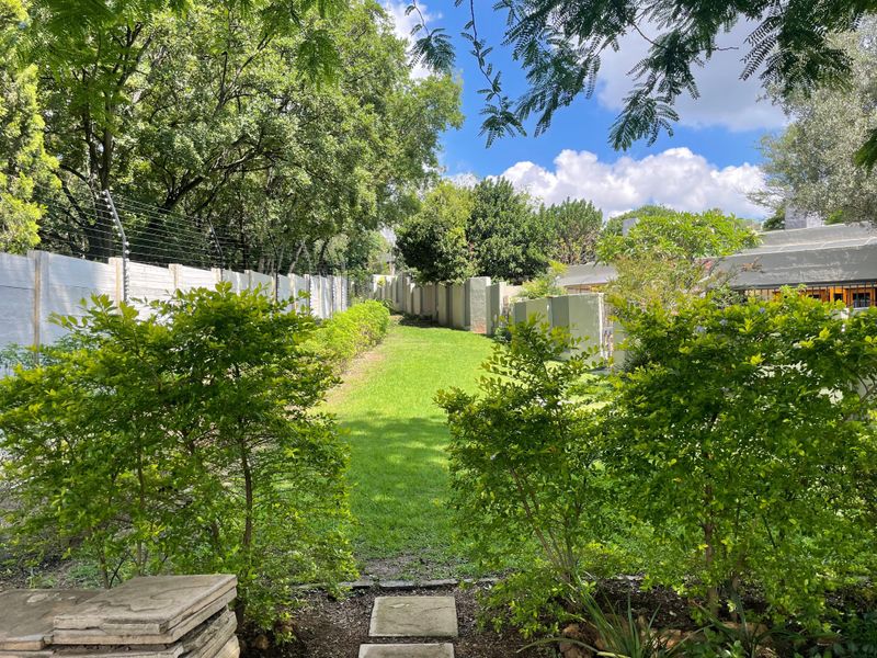 Spacious and light townhouse and great security in a quiet complex - Photo 5